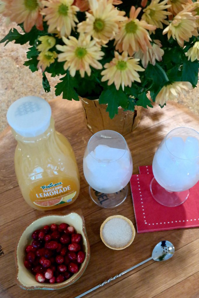 How to create a Tangerine lemonade cocktail with a twist, yum!