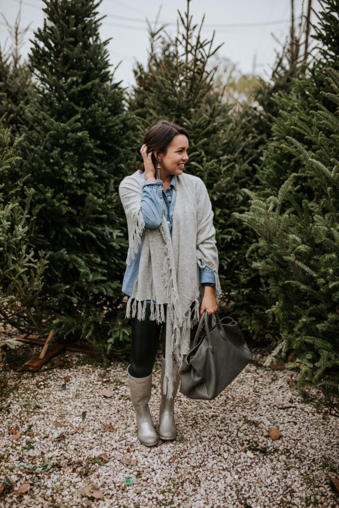 How to wear silver Hunter boots with a casual outfit