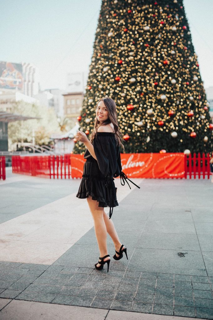 holiday outfit, San Francisco Union Square, best place for photos during the holidays 