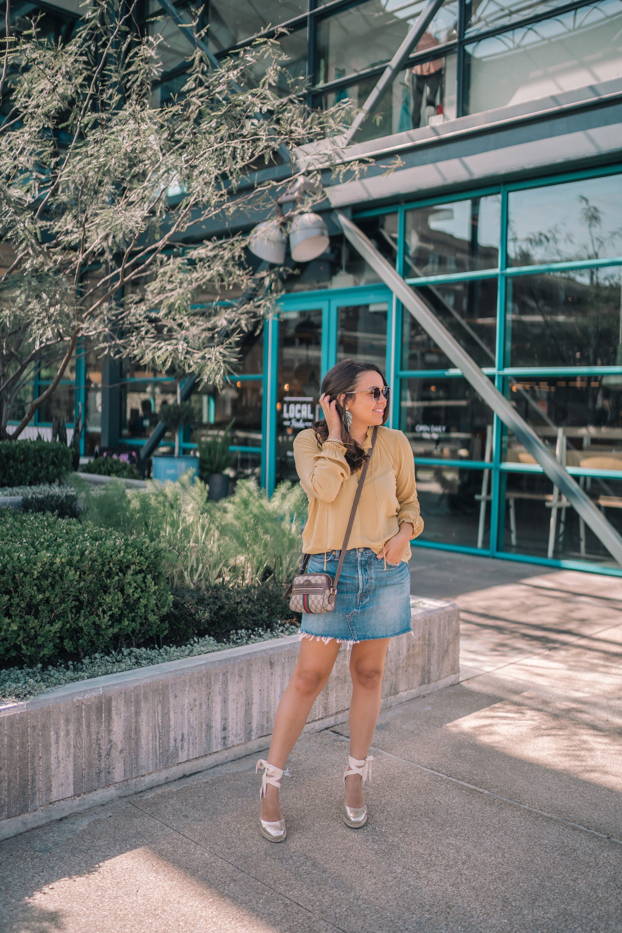 styling a frayed hem denim skirt for spring