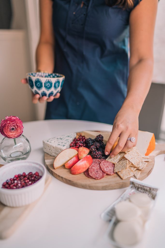 How to make an easy and reasonable cheese and meat board