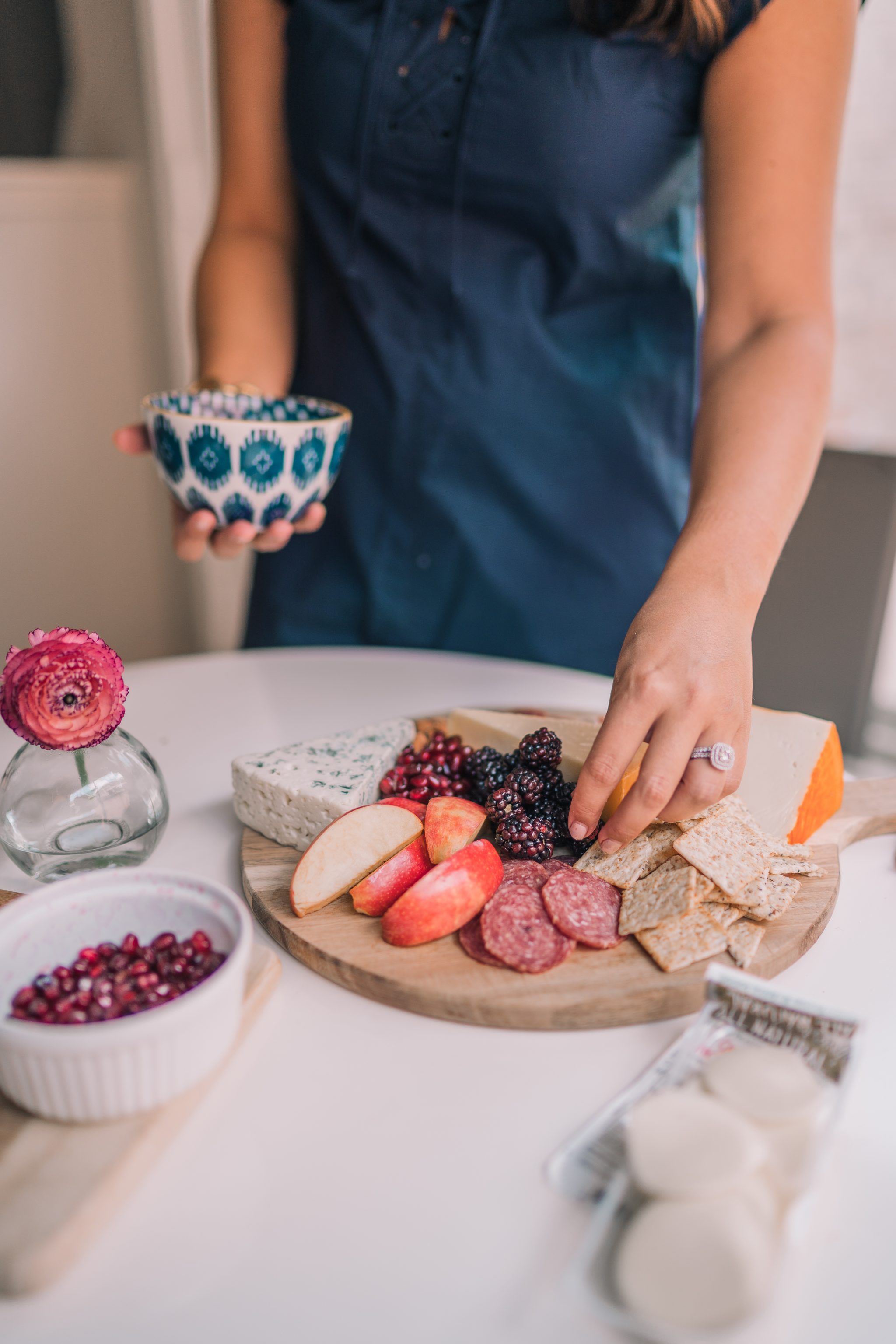 How to make an easy and reasonable cheese and meat board