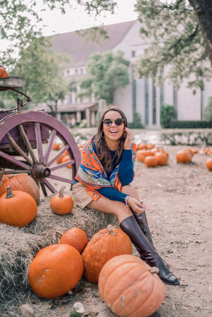 Fun outfit ideas for family photos in the fall