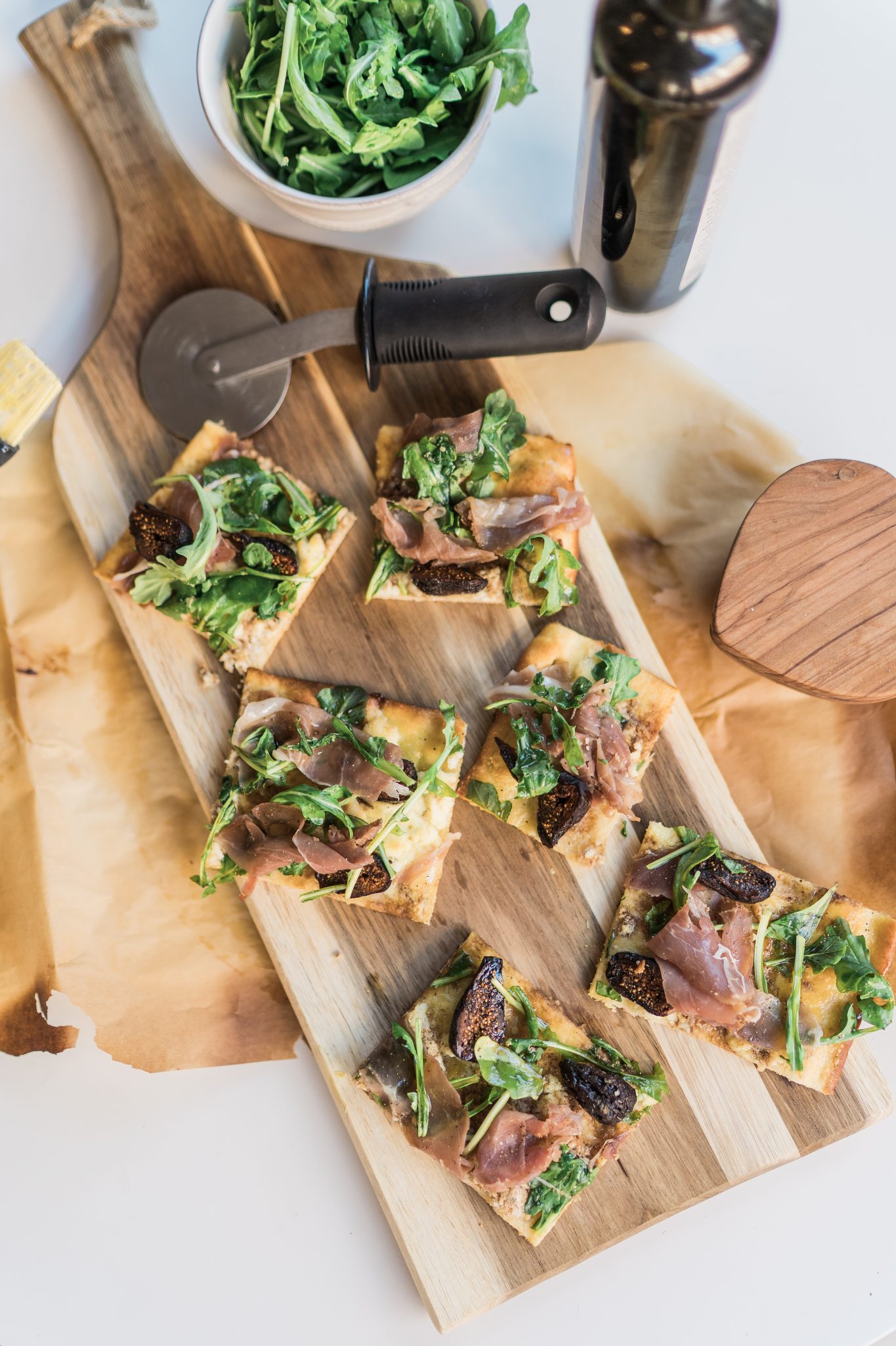 Easy to make Prosciutto, Fig and Arugula flatbread pizza 