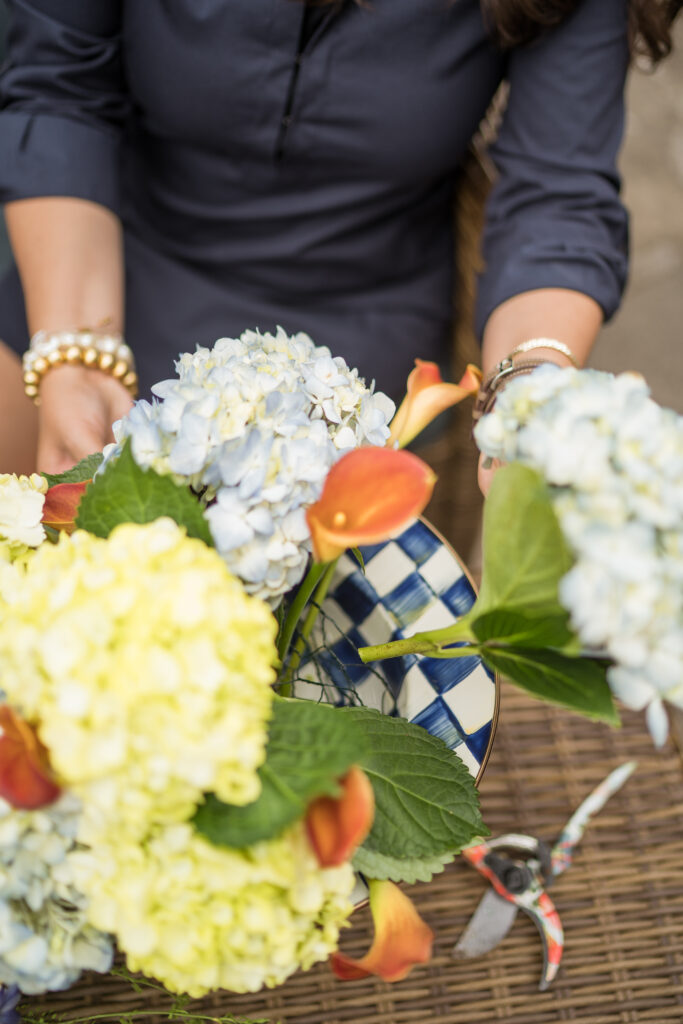 Using chicken wire to create flower arrangements | Girl Wonder Life